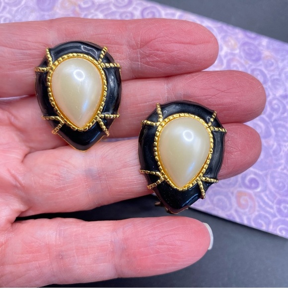 Vintage Clip-On Earrings Bundle of Three Pairs Gold Tone - Picture 9 of 9